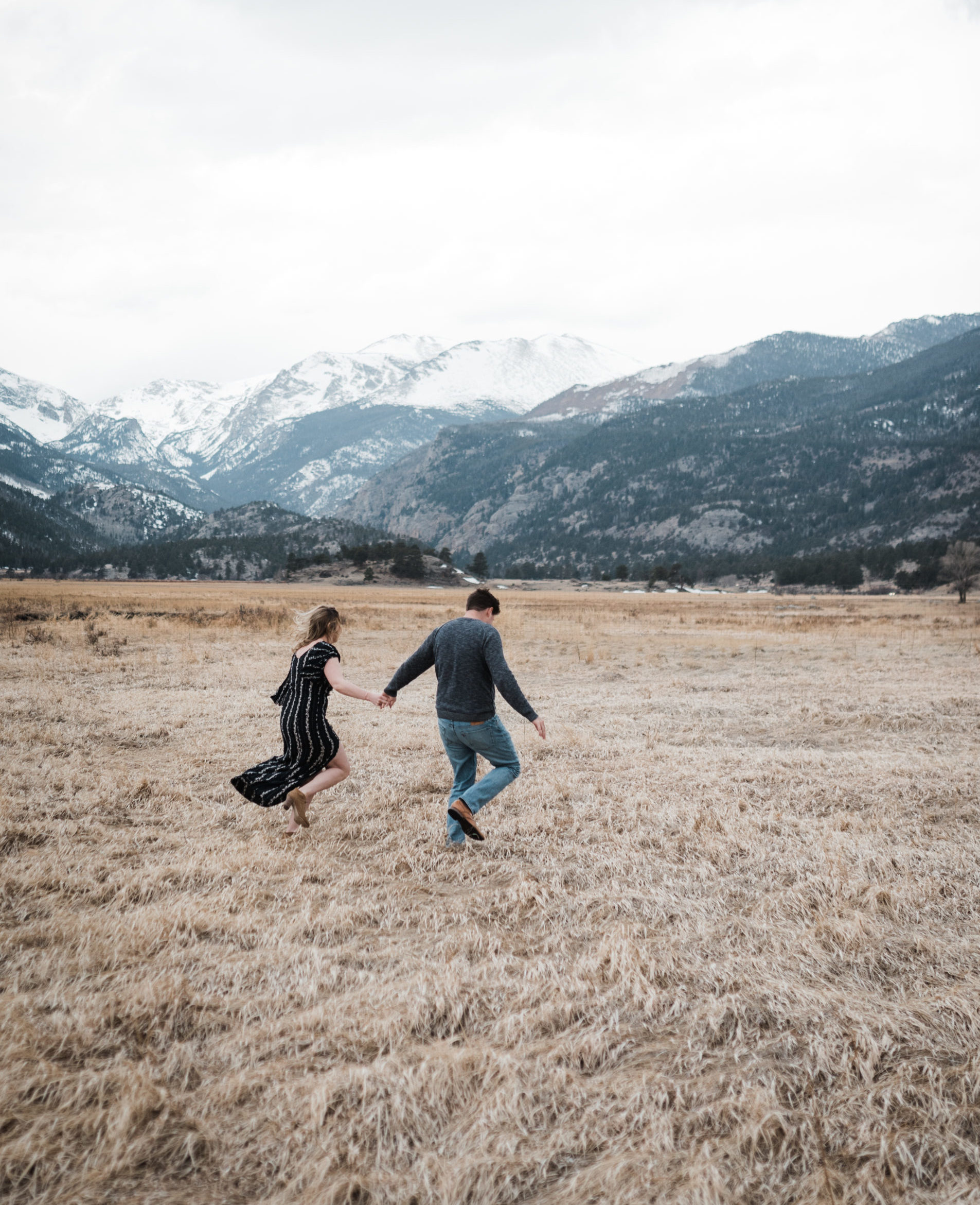 estes park engagement photoshoot open field with mountains